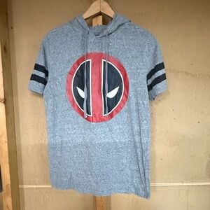 Marvel men's grey Deadpool hooded short sleeve shirt size medium